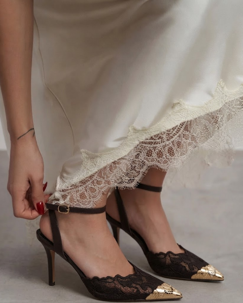 Resim Kadın Stiletto 8 Cm Sivri Burun Dantel İşlemeli Altın Metal Tokalı Klasik Topuklu Ayakkabı