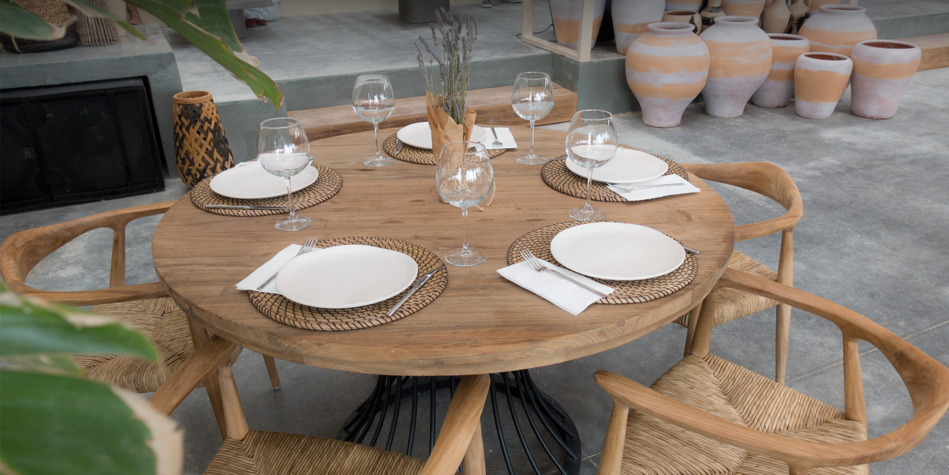 Uzaq Home teak mobilya koleksiyonundan bir ürün